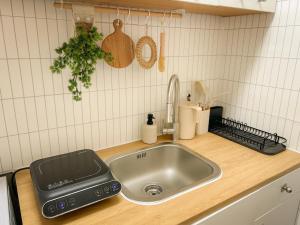 a kitchen counter top with a sink and a counter top at Seongsu#3beds#10min seongsu station#2min walk from yongdap station line2 #local food hot spot#DDP#KSPO in Seoul +28 photos