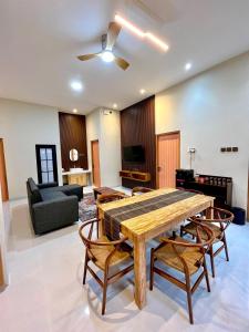 a living room with a wooden table and chairs at Lepen Home in Ngabean