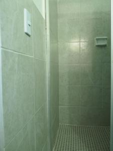 a bathroom with a shower with a tiled floor at Hotel Don Candido in Tuxtla Gutiérrez