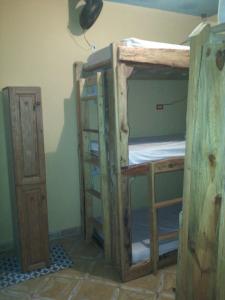 um par de beliches num quarto em La Choza Guesthouse em Santo Domingo