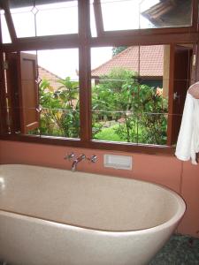 Uma casa de banho em Strawberry Hill Hotel & Restaurant