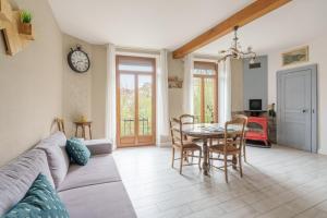 a living room with a couch and a table at Le gîte embarqué - Géré par Presta-Zen'Services - Barque électrique en supplément in Verdun-sur-Meuse