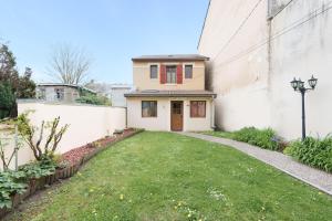 a house with a lawn in front of it at Le gîte embarqué - Géré par Presta-Zen'Services - Barque électrique en supplément in Verdun-sur-Meuse