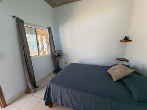 ein Schlafzimmer mit einem blauen Bett und einem Fenster in der Unterkunft El Cielo Hostel in Barra de la Cruz + 24 Fotos
