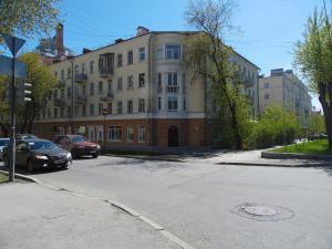 a street with cars parked in front of a building at Berloga on Cheluskintsev in Yekaterinburg