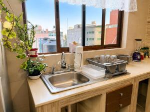 a kitchen counter with a sink and a window at Departamento completo para 6 personas a 3 Min del Estadio Azteca-Banorte y muy cerca de la zona de Hospitales in Mexico City