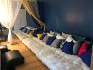ein Zimmer mit einer langen Couch und vielen Kissen in der Unterkunft Davis Isle Private Resort Luxury in Orlando + 33 Fotos