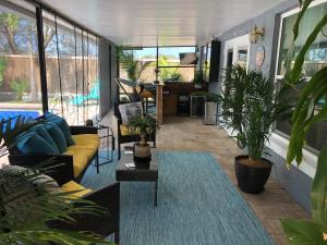 ein Wohnzimmer mit Sofas und Topfpflanzen in der Unterkunft Davis Isle Private Resort Luxury in Orlando