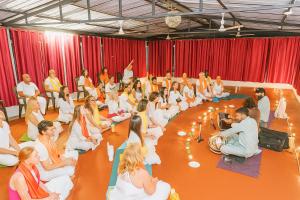 eine große Gruppe von Menschen, die in einem Raum sitzen in der Unterkunft Rishikesh Valley in Rishikesh