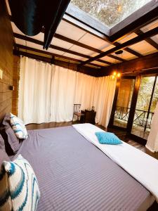 a bedroom with a large bed in a room at The Mist in Ella
