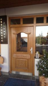 サン・カッシアーノにあるResidence Plonerの窓付きの木製ドア