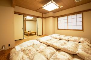 Select inn Iwaki Ekimae في إيواكي: سرير كبير في غرفة مع نافذة