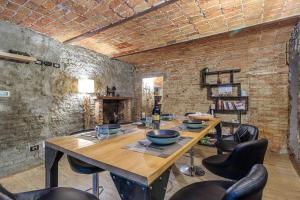 a dining room with a wooden table and leather chairs at Cascina Liebe con Idromassaggio in Ozzano Monferrato