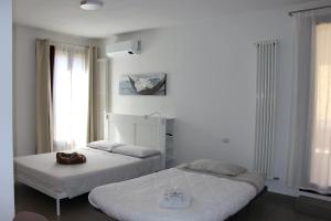 two beds sitting next to each other in a room at Suite Terrazza Mazzini in Molinella