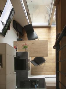a room with two chairs and a tv in a tiny house at Studio LEOPOLD LEIBNITZ in Leibnitz