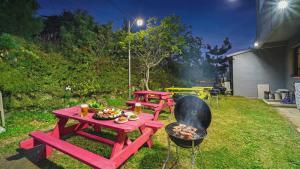 a picnic table with a bbq and a grill at Baradeon Bada Pension, Yangyang in Yangyang +2 photos