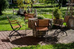 a group of chairs sitting around a stone fountain at Gästehaus Heiß in Lenggries