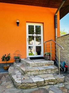 a front door of a house with stairs and a window at Ferienwohnung Am Waldesrand - Garten, Terrasse, Grill, Luftkühler, Massagesessel, Kinderspielecke, Spielekonsole in Cottbus