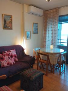 a living room with a couch and a table at Playa Velilla in Granada