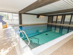 ein großer Pool mit leerem in der Unterkunft Hotel Störmann in Schmallenberg