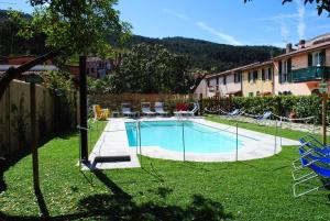 a swimming pool with a net in a yard at Hotel Sette Archi in Bocca di Magra