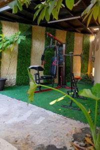 a room with a gym with a treadmill and a chair at Amplia Habitación Doble 7, Alberca, Gym y Terraza in Mérida