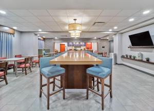 a lobby with a bar with chairs and tables at Hampton Inn Omaha Midtown-Aksarben in Omaha +33 photos
