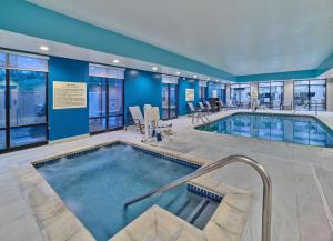 a large swimming pool in a hotel room at Hampton Inn Omaha Midtown-Aksarben in Omaha
