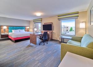 a hotel room with a bed and a desk at Hampton Inn Omaha Midtown-Aksarben in Omaha