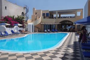 ein Schwimmbad mitten in einem Ferienresort in der Unterkunft Levante Beach Hotel in Kamari