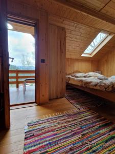 ein Schlafzimmer mit einem Bett und einem Fenster in einem Zimmer in der Unterkunft Deer Chalet in Holda