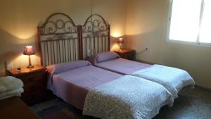 トマレスにあるVilla Pepa Luisaのベッドルーム1室(ベッド2台、ランプ2つ、窓付)