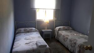 トマレスにあるVilla Pepa Luisaの窓付きの小さな部屋のベッド2台