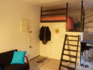 um pequeno quarto com um beliche e uma escada em Le petit cauchois em Rouen