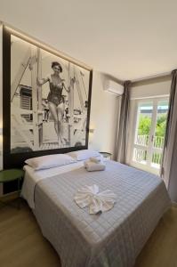 a bedroom with a bed with a picture of a woman at Hotel Hollywood Convenzionato Aquafan in Riccione