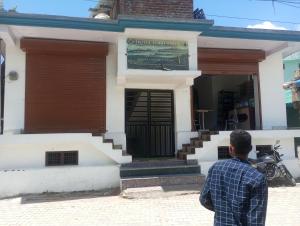 a man standing in front of a building at Hotel shiva in Sar