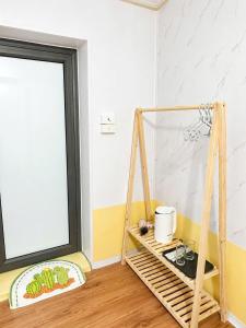 a room with a shelf and a window at La Pausa Homestay in Kỳ Vĩ