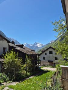 an old barn with mountains in the background at Nenis Hüsli in Diesbach