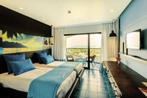 een hotelkamer met 2 bedden en een balkon bij Sentido Phenicia in Hammamet