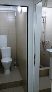 y baño con aseo y lavamanos. en Hostel On-day, en Novosibirsk