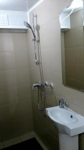 y baño con ducha y lavamanos. en Hostel On-day, en Novosibirsk