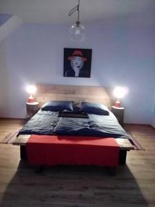 מיטה או מיטות בחדר ב-Pod Zachrypniętym Kogutem
