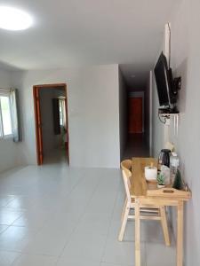 a room with a table and a tv on a wall at บ้านอยู่สบาย บึงโขงหลง in Ban Don Klang +16 photos