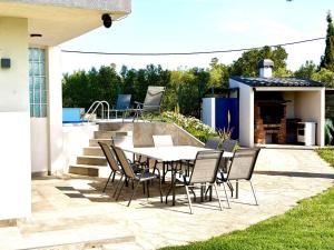 a patio with a table and chairs and a fire place at Villa Escaldes in Montroig