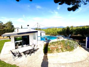 a villa with a swimming pool and a house at Villa Escaldes in Montroig
