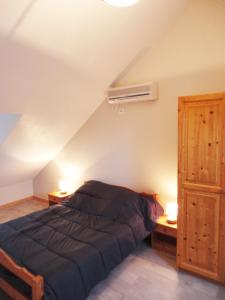 ein Schlafzimmer mit einem Bett und zwei Tischen mit Lampen in der Unterkunft Gite De l'Augereau in Céré-la-Ronde