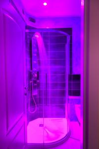 Baño de color rosa con ducha y puerta de cristal en Casa Kisso, en Diano Marina 39 fotos más