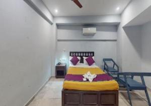 a bedroom with a bed and a chair in it at Villa Victor in Pondicherry
