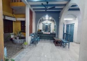a room with two chairs and a table in a building at Villa Victor in Pondicherry
