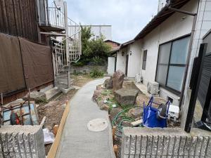a house being remodeled with a walkway next to a building at AppleHouse高瀬駅 in Mitoyo +3 photos